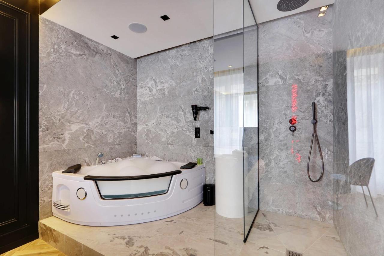 Couples Getaway Unit With Jacuzzi - City Center Paris Extérieur photo