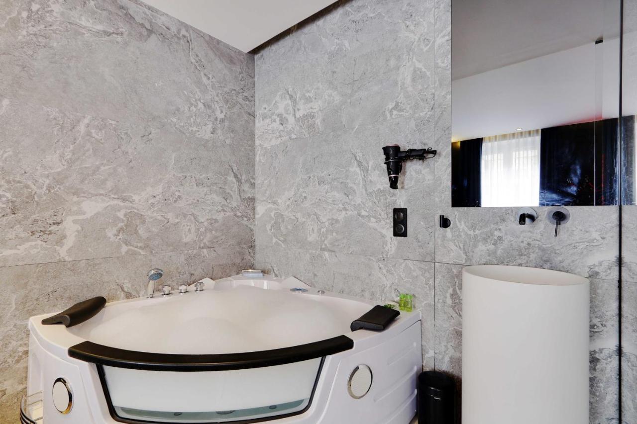 Couples Getaway Unit With Jacuzzi - City Center Paris Extérieur photo